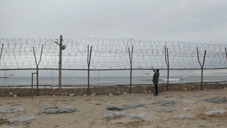 Filippo Berta, One by One, 2021, still da 4K Video 2160p, confine tra Corea del Nord e Corea del Sud