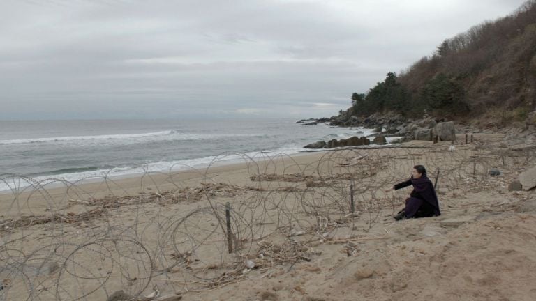 Filippo Berta, One by One, 2021, still da 4K Video 2160p, confine tra Corea del Nord e Corea del Sud