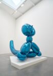 Jeff Koons, Balloon Monkey (Blue), 2006-13, dalla serie Balloon Monkey, acciaio inossidabile lucidato a specchio con verniciatura trasparente, cm 381 x 596,9 x 320. Collezione privata © Jeff Koons. Photo Prudence Cuming Associates