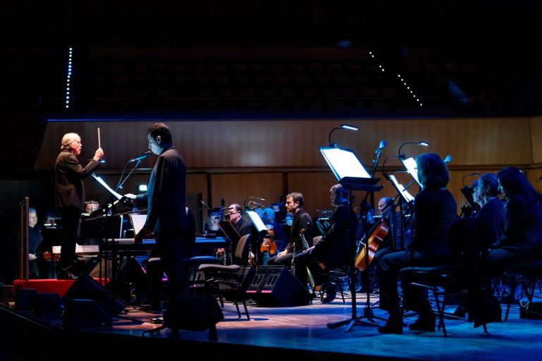 Roma, Auditorium Parco della Musica 11 11 2021 Orchestra e Coro dell’Accademia Nazionale di Santa Cecilia Philip Glass Ensemble direttore Michael Riesman Philip Glass Koyaanisqatsi La vita senza equilibrio regia Godfrey Reggio fotografia Ron Fricke montaggio Alton Walpole/Ron Fricke proiezione del film (1982) con musiche dal vivo Philip Glass Ensemble direttore musicale, tastiere, Michael Riesman voce e tastiere, Lisa Bielawa sound, Dan Bora sassofono, Peter Hess onstage sound, Ryan Kelly tastiere, Mick Rossi sassofono e flauto, Sam Sadigursky flauto e piccolo, Andrew Sterman ©Accademia Nazionale di Santa Cecilia / Musacchio, Ianniello & Pasqualini