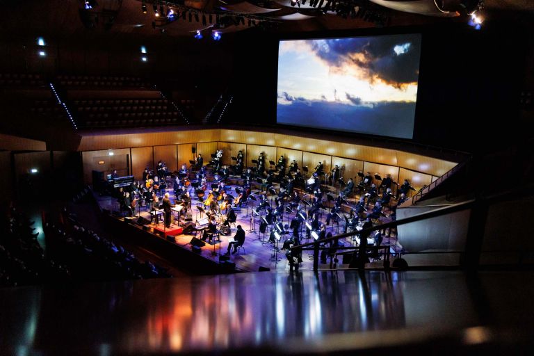 Roma, Auditorium Parco della Musica 11 11 2021 Orchestra e Coro dell’Accademia Nazionale di Santa Cecilia Philip Glass Ensemble direttore Michael Riesman Philip Glass Koyaanisqatsi La vita senza equilibrio regia Godfrey Reggio fotografia Ron Fricke montaggio Alton Walpole/Ron Fricke proiezione del film (1982) con musiche dal vivo Philip Glass Ensemble direttore musicale, tastiere, Michael Riesman voce e tastiere, Lisa Bielawa sound, Dan Bora sassofono, Peter Hess onstage sound, Ryan Kelly tastiere, Mick Rossi sassofono e flauto, Sam Sadigursky flauto e piccolo, Andrew Sterman ©Accademia Nazionale di Santa Cecilia / Musacchio, Ianniello & Pasqualini