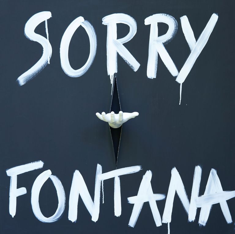 Simone D’Auria, Sorry Fontana, (grigio) acrilico su tela, 100x100 cm
