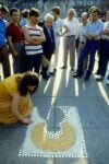 Anna Valeria Borsari, Rappresentazione, presentazione, azione, 1979, otto stampe fotografiche, documentazione fotografica dell'azione realizzata a Milano in Piazza del Duomo