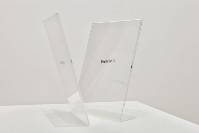Ermanno Cristini, Breathe (Olivia Op. 37 n.11), 2020, timbro in gomma su cornice fotografica in plexiglass, due elementi, 13x18 cm