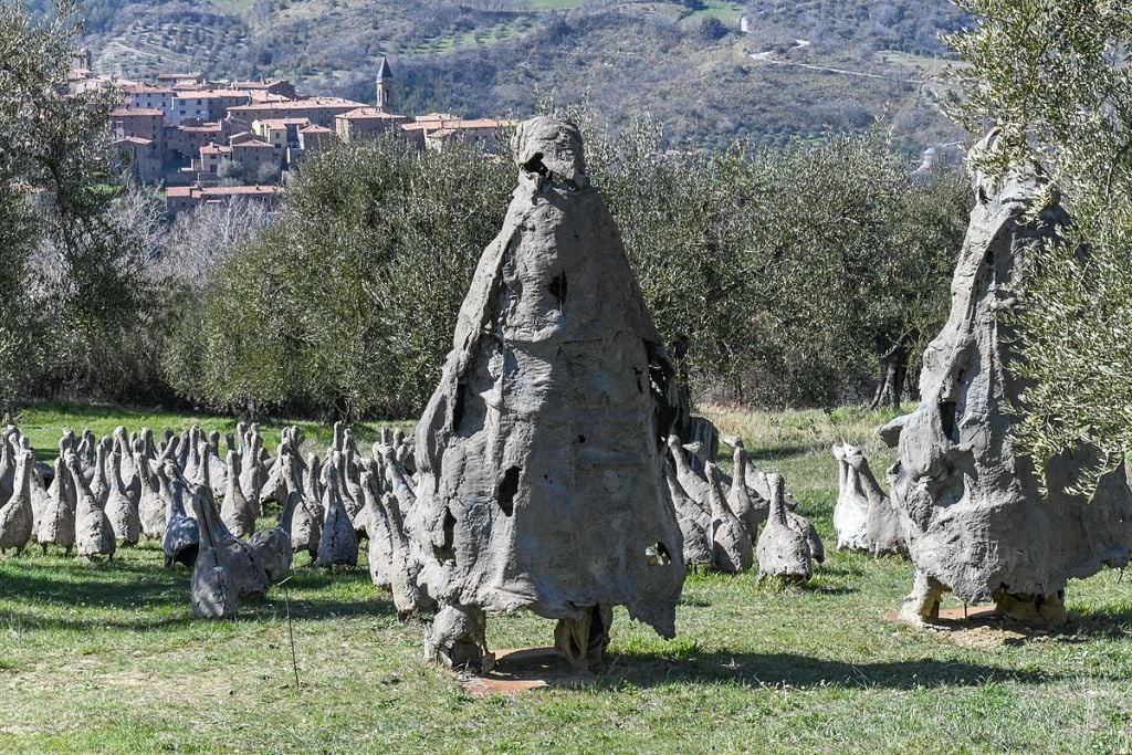 L’eredità di Daniel Spoerri nel suo giardino. Il Parco-scultura in Toscana 