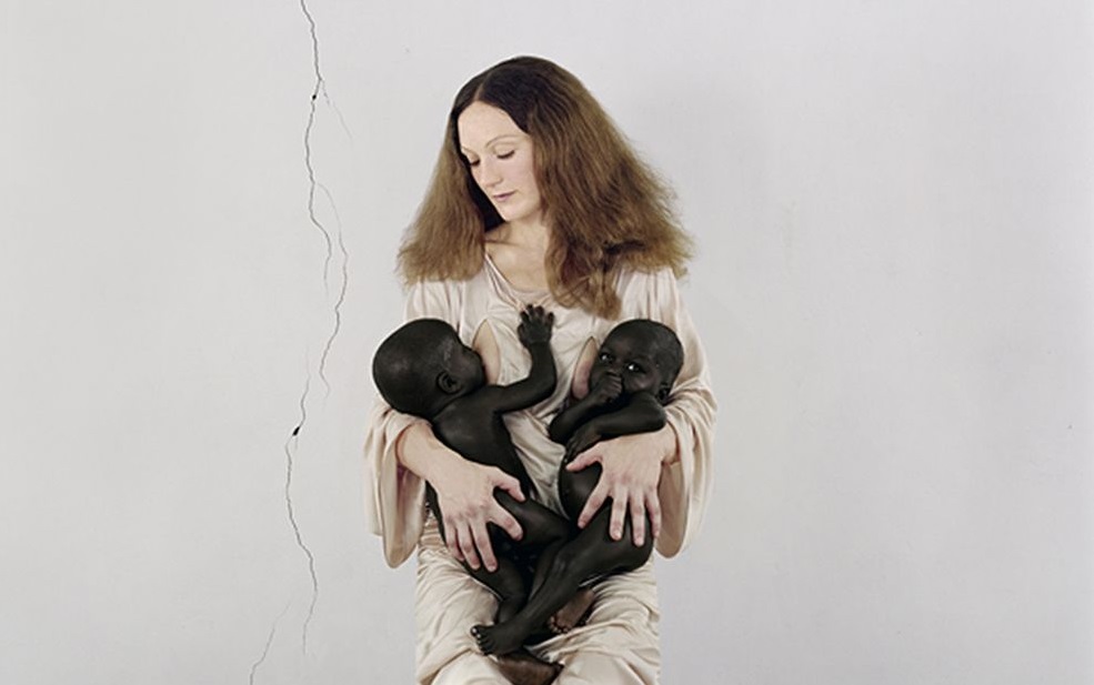 White breed. Ванесса Бикрофт. Breastfeeding. Животных. Ванесса Бикрофт картины. White woman Breastfeeding Black Baby.