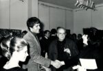 Giuliano Gemma e Anna Magnani si stringono la mano alla inaugurazione della mostra di Carlo Levi; tra i presenti, Simona Marchini e Corrado Cagli, 22 febbraio 1968