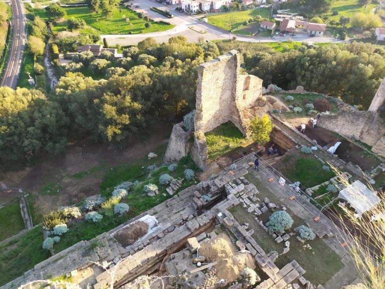 La scoperta del Tempio di Atena a Velia, Foto acropoli alto