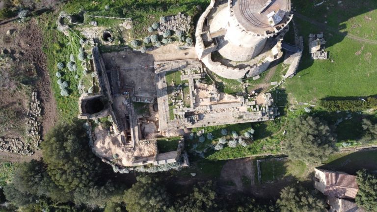 La scoperta del Tempio di Atena a Velia, Scavo dall'alto