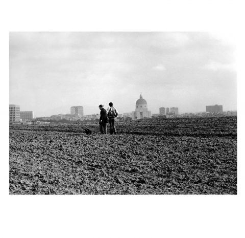 Foto di scena del film di Pasolini “Uccellacci e uccellini" con lo skyline dell'eur sullo sfondo