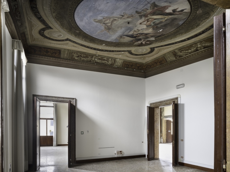 East facing side room of the first piano nobile with eighteenth-Century frescoes ceiling with allegorical motifs Il Merito incoronato dalla Virtù, con la Gloria dei Principi, le Virtù Cardinali e le Scienze within a false dome surrounded by four medallions with heads in profile and pairs of cherubs with eagles by Costantino Cedini, 1795. Ph. ©Alessandra Chemollo, courtesy of Berggruen Arts & Culture