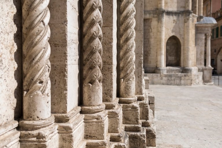 Dettaglio colonne in travertino Chiesa di San Francesco