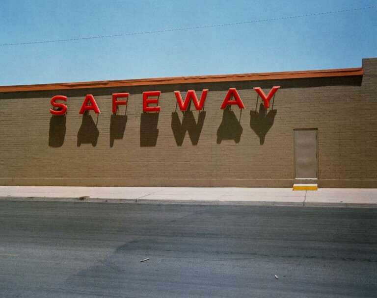 Wim Wenders, Safeway, Corpus Christi, Texas, 1983, Vintage Dye-Transfer a colori, stampata nel 1989, cm 33,5 x 42 immagine cm 50,9 x 60,5 foglio, edizione di 15, Courtesy Galleria Valeria Bella