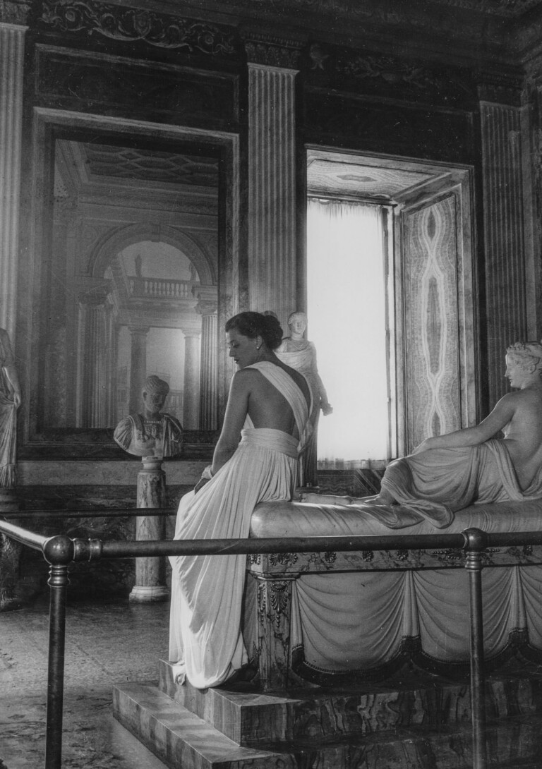 Pasquale De Antonis, Modella alla Galleria Borghese indossa abito delle Sorelle Botti, Roma 1947, 1947, estate gelatin silver print, cm 49x61, © Archivio Pasquale De Antonis / Courtesy ADMIRA, Milano