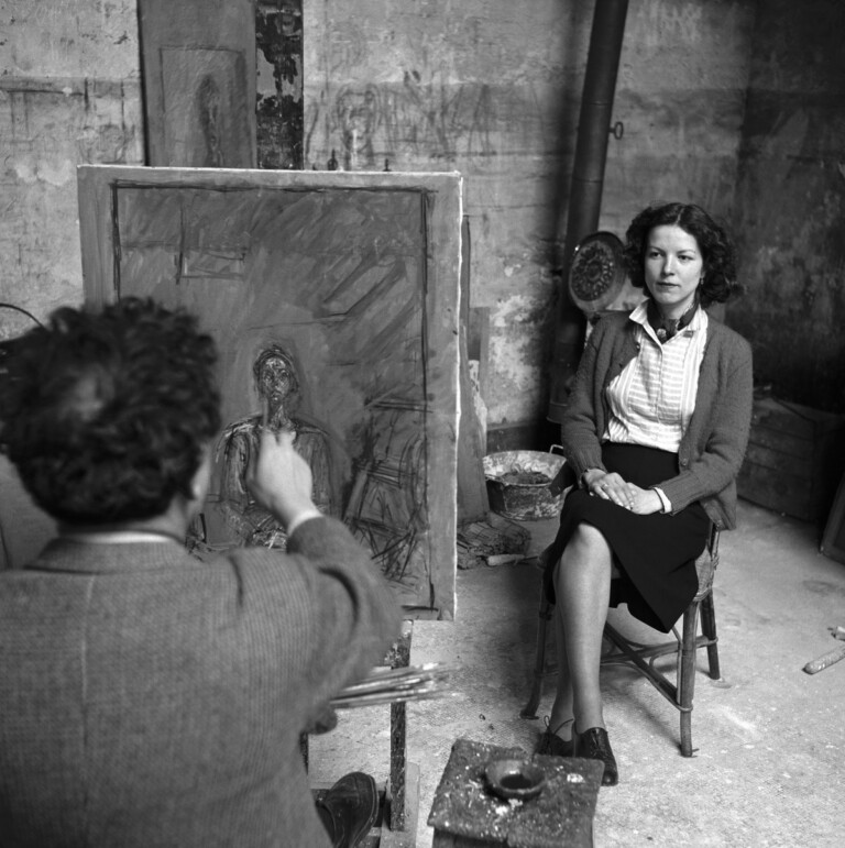 L’artista Alberto Giacometti disegna la moglie Annette. Parigi, Francia, 1954 © Sabine Weiss