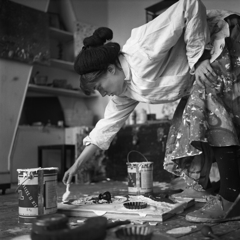 L’artista Niki de Saint Phalle. Parigi, Francia, 1958 © Sabine Weiss