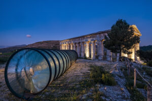 L’arte contemporanea arriva al Parco Archeologico di Segesta grazie a Fondazione Merz