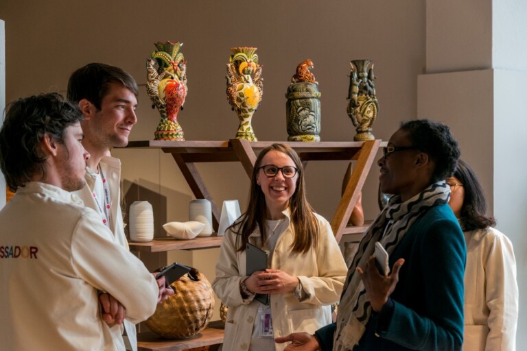 Tapiwa Matsinde Curator with Young Ambassadors Nicolo Zanatta©Michelangelo Foundation 5 Homo Faber: tutta l’eccellenza dell’artigianato internazionale in mostra a Venezia