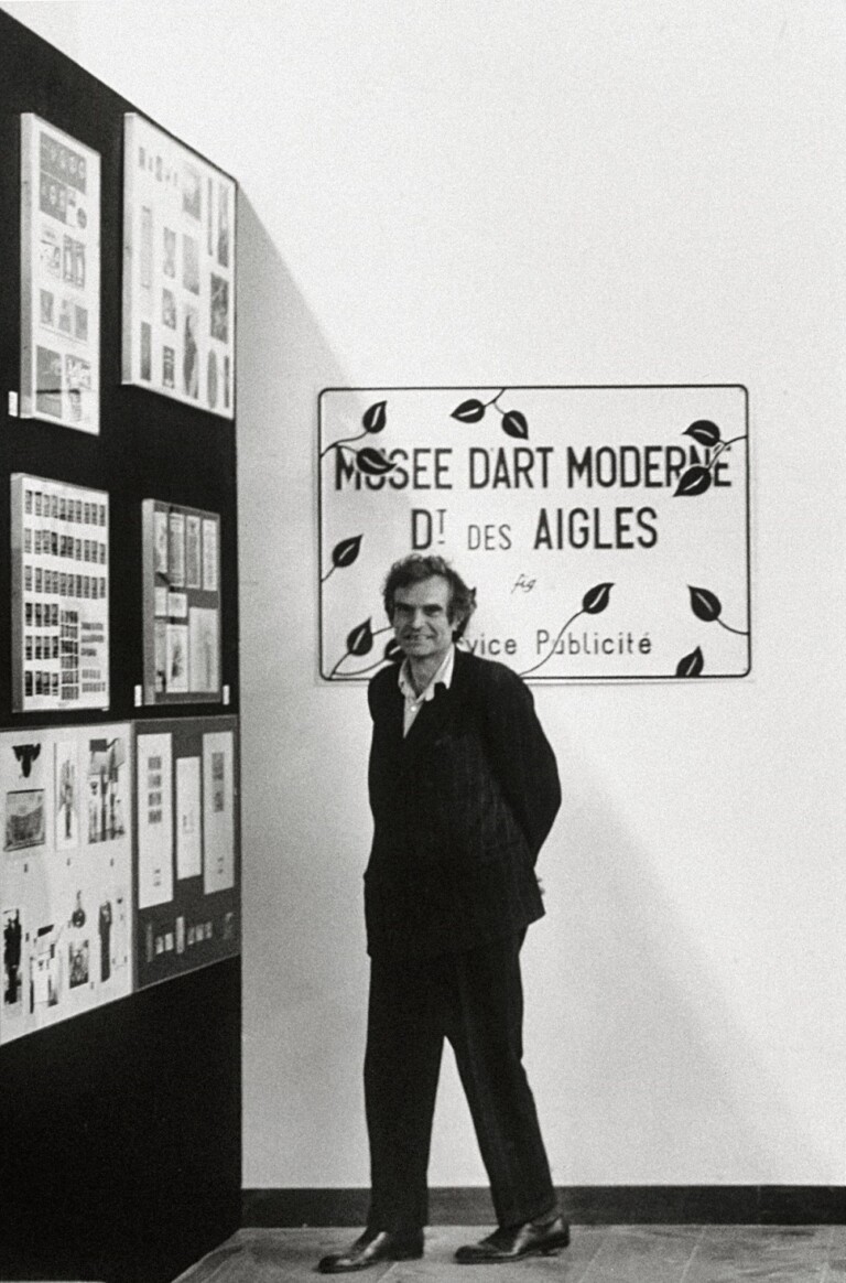 Marcel Broodthaers all'esterno della Section Publicité del Musée d’Art Moderne, Département des Aigles. Neue Galerie, documenta 5, Kassel, 1972. Photo © Maria Gilissen © Succession Marcel Broodthaers _ Sabam 20