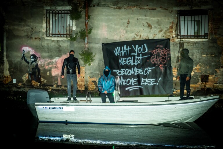 ABC 8866 copia Arriva alla Stazione Centrale di Milano l'opera che Banksy ha realizzato a Venezia