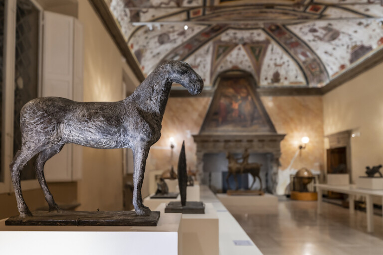 Installation view, Marino Marini Cavalieri e cavalli a Palazzo, Sala del Papa, Palazzo Boncompagni, 2022. In primo piano: Cavallo, 1964, Bronzo, 51,5x44x19,5 cm. Crediti: Marcela S. Ferreira