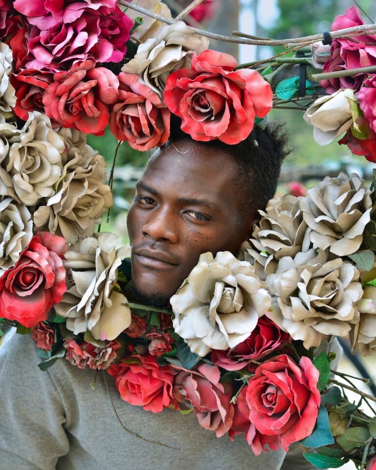 Ernest con le rose di santa Rosalia, artista togolese. Villa Giulia, Palermo 2018, serie Binidittu © Nicola Lo Calzo / Podbielski Contemporary