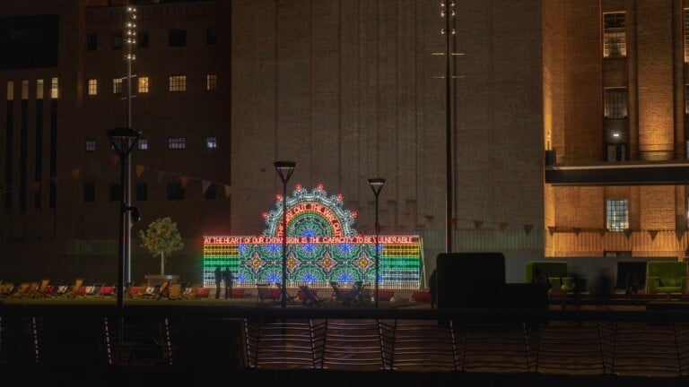 Marinella Senatore, Assembly, 2021. Installation view at Battersea Power Station, Londra 2022. Credits Hektor – FOIfilms. Courtesy the Artist & Mazzoleni, Londra Torino