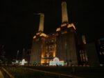 Marinella Senatore, Assembly, 2021. Installation view at Battersea Power Station, Londra 2022. Credits Hektor – FOIfilms. Courtesy the Artist & Mazzoleni, Londra Torino