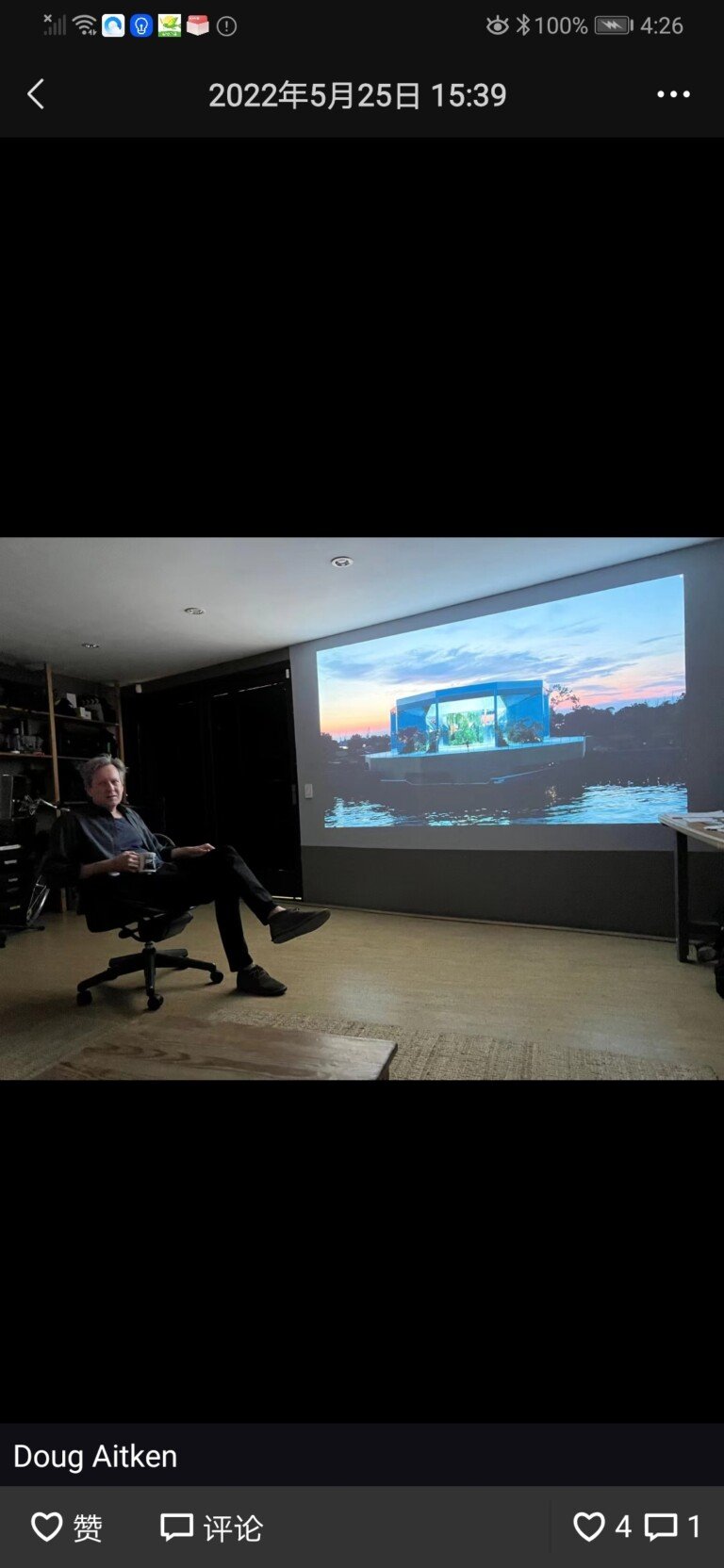 Qiao Zhibing nello studio di Doug Aitken come documentato sull’account WeChat di Qiao Zhibing. Courtesy of Qiao Zhibing