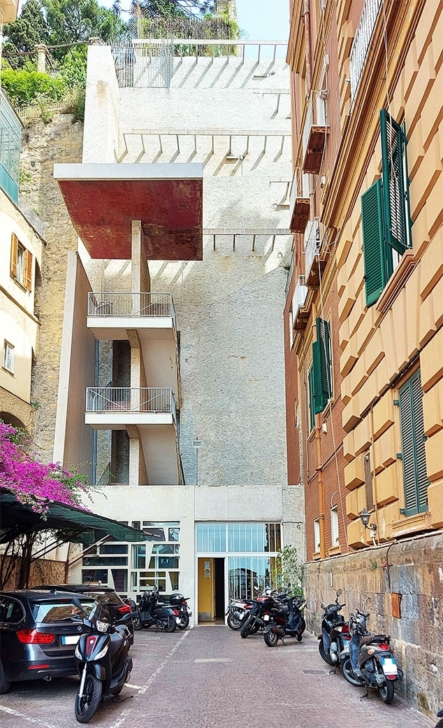 Stefania Filo Speziale, Palazzo Della Morte, accesso da Corso Vittorio Emanuele, Napoli. Photo Carlo De Cristofaro