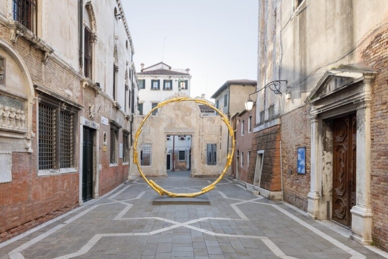 Ugo Rondinone. burn shine fly. Exhibition view at Scuola Grande San Giovanni Evangelista, Venezia 2022. Courtesy the artist, Galerie Eva Presenhuber, Esther Schipper, Sadie Coles HQ, Gladstone, Kamel Mennour, Kukje Gallerie. Photo Andrea Rossetti