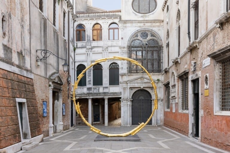 Ugo Rondinone. burn shine fly. Exhibition view at Scuola Grande San Giovanni Evangelista, Venezia 2022. Courtesy the artist, Galerie Eva Presenhuber, Esther Schipper, Sadie Coles HQ, Gladstone, Kamel Mennour, Kukje Gallerie. Photo Andrea Rossetti