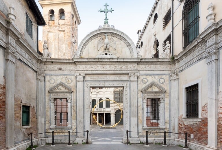 Ugo Rondinone. burn shine fly. Exhibition view at Scuola Grande San Giovanni Evangelista, Venezia 2022. Courtesy the artist, Galerie Eva Presenhuber, Esther Schipper, Sadie Coles HQ, Gladstone, Kamel Mennour, Kukje Gallerie. Photo Andrea Rossetti