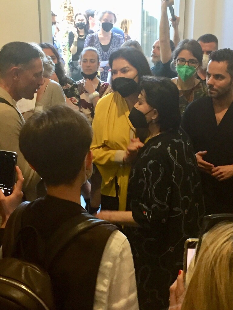 Marina Abramovic e Lia Rumma all’opening della mostra, Galleria Lia Rumma, Napoli, 18 maggio 2022. Photo Pierre Yves Le Duc