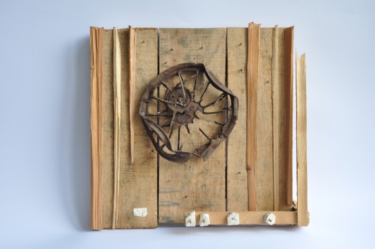 Salvatore Sava, La ruota dei ricordi, 1999, ferro, pietra leccese e legno, 40 x 43 x 12 cm