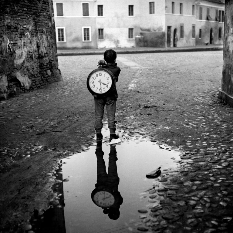 Ragazzo con orologio, Comacchio, 1955© Piergiorgio Branzi/Courtesy Fondazione Forma per la Fotografia