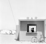 Bar sulla Spiaggia a Senigallia, 1957© Piergiorgio Branzi/Courtesy Fondazione Forma per la Fotografia