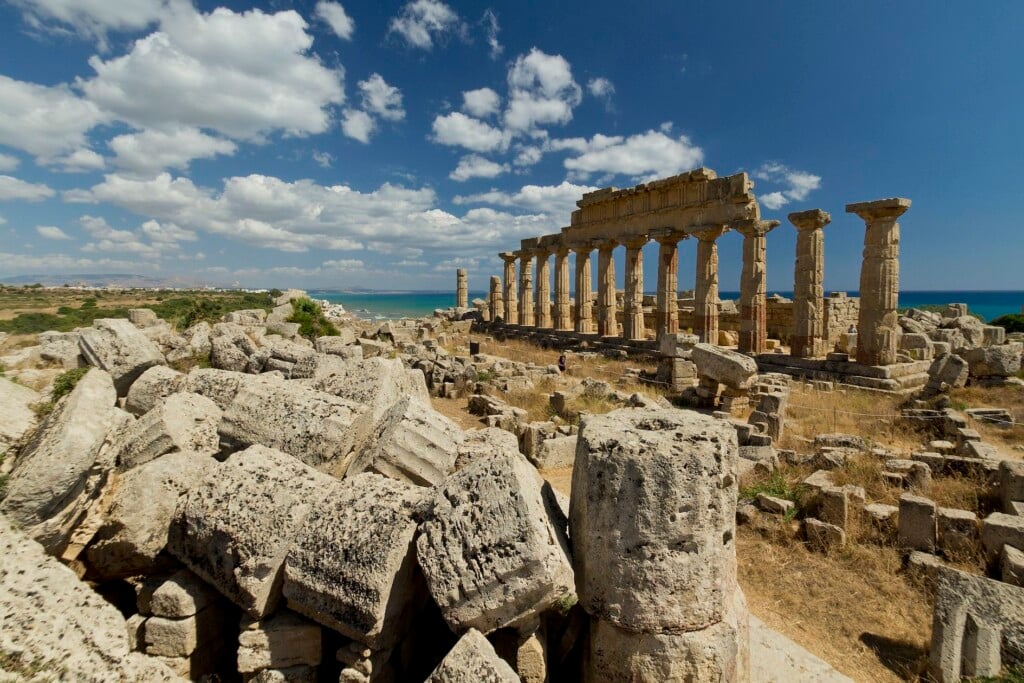 I templi e le archeologie di Selinunte visitabili all’alba e con la musica lirica