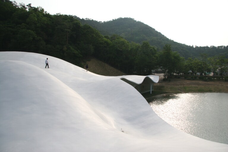 Toyo Ito, Mutsuro Sasaki, ‘Meiso no Mori’ Municipal Funeral Hall, Kakamigahara (2006) Courtesy Toyo Ito & Associates, Architects