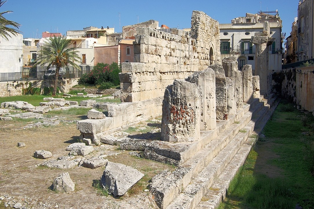 Il tempio di Apollo di Siracusa. Photo Berthold Werner – Opera propria, CC BY SA 3.0, via Wikimedia