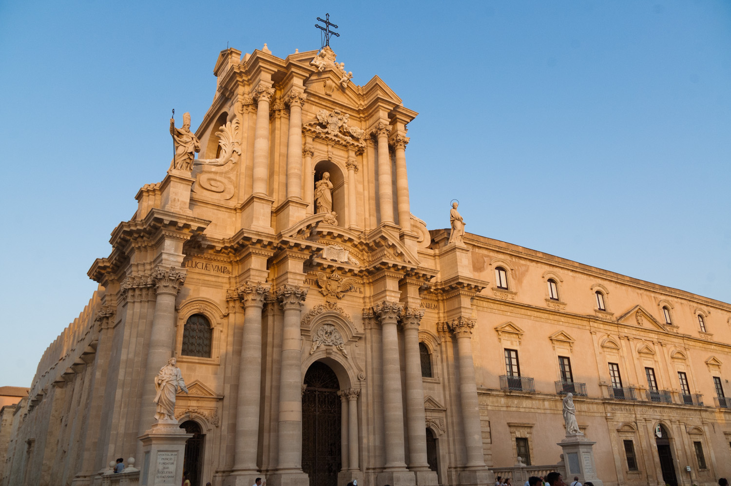 La cattedrale Metropolitana della Natività di Maria Santissima di Siracusa. Photo di Guillaume   www.flickr.com, CC BY 2.0, via Wikimedia 