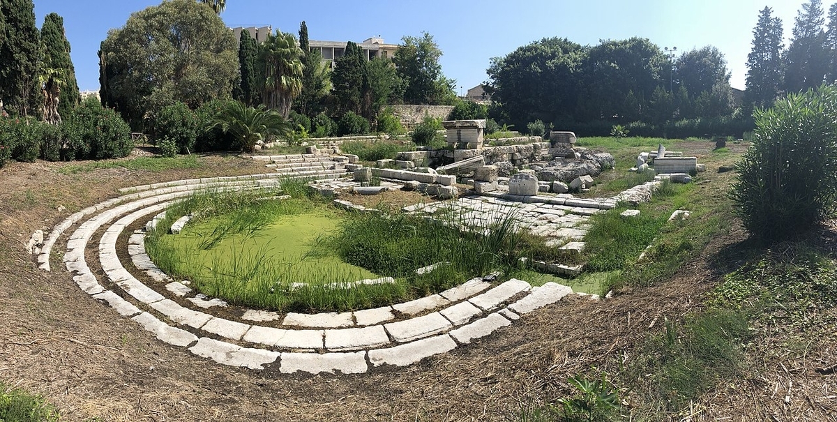 La cavea del Ginnasio Romano di Siracusa. Photo Davide Mauro – Opera propria, CC BY SA 4.0, via Wikimedia 