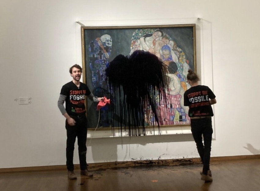 Ambientalisti che gettano un liquido nero su un'opera di Klimt al Leopold Museum