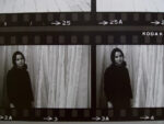 Eva Hesse davanti a Expanded Expansion. Polaroid presentata nella mostra del Guggenheim, 2022 © Solomon R. Guggenheim Foundation, New York