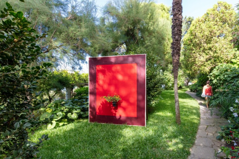 H. Hakansson, Untitled (Butterfly painting), 2022, opera site specific realizzata per la VI edizione del Festival del Paesaggio, Villa san Michele, Anacapri, foto di A. Benestante