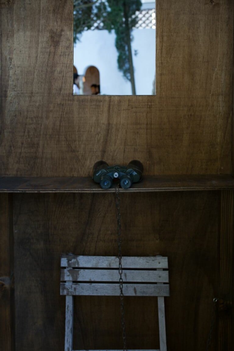 Ilia e Emilia Kabakov, The observer. The lighting window, 1999 2022, installazione site specific per la VI edizione del Festival del Paesaggio, Villa San Michele, Anacapri (foto di Claudio Menna)