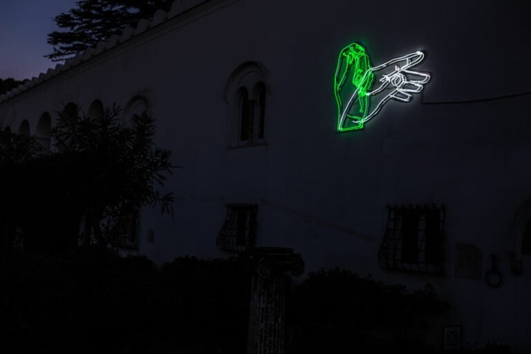 Patrick Tuttofuoco, Bird, 2022, facciata esterna di Villa San Michele foto di Claudio Menna