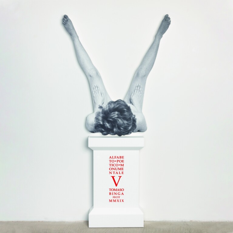 V, Alfabeto poetico monumentale (da Scrittura vivente, 1976), 2019 – 2022, stampa digitale su tela su polistirene sagomato, installazione site specific. Ph. Angelo Latronico