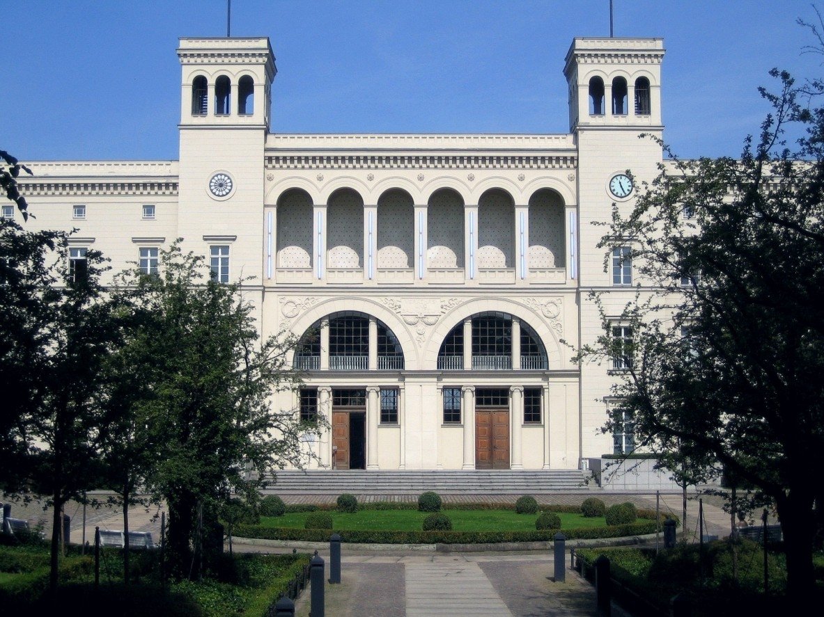 L’ingresso della Hamburger Bahnhof. Photo Manfred Brückels