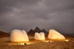 312558973 2562087387264394 5932971085371869275 n Un'installazione luminosa ai piedi delle Piramidi di Giza